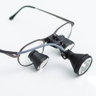 Lupenbrille für Wurzelbehandlungen